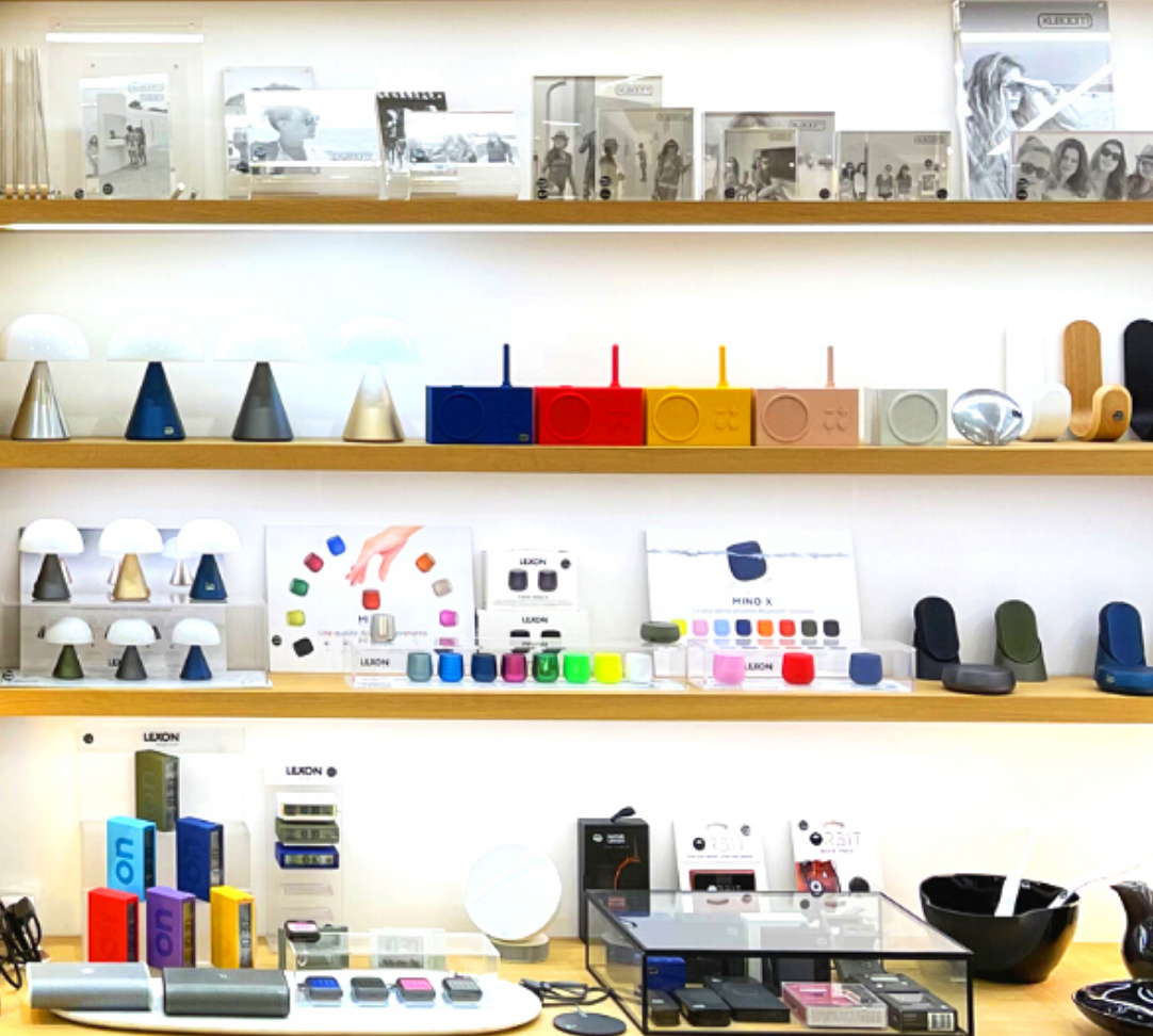 Rayon objets design et accessoires high-tech colorés – Sélection Lexon dans le concept store Bob Corner, décoration et lifestyle en France